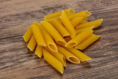 Çiğ makarna kaseye hazır.