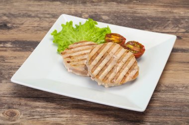 Izgara ton balıklı biftek, kumato ve salata.