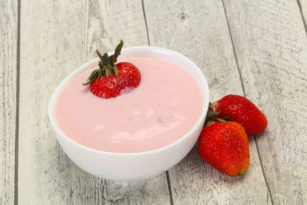 牛奶酸奶与草莓在碗 — 图库照片