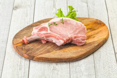 Ahşap arka planda çiğ biftek.