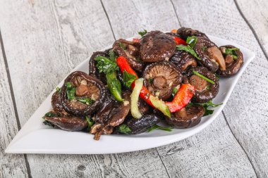 Baharatlı ve otlu terbiye edilmiş Shiitake mantarı.