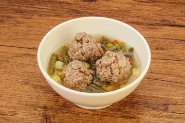 Sebzeli çorba, baharat ve köfte.