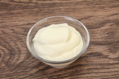 Süt ekşi krema kasede