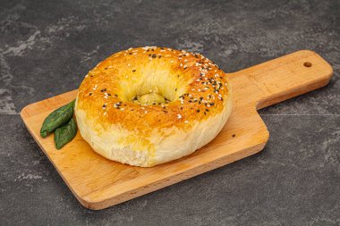 Sıcak lezzetli Özbek ekmeği atıştırmaya hazır.