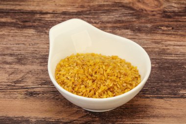 Vejetaryen mutfağı. Kasede pişirmek için kuru bulgur.