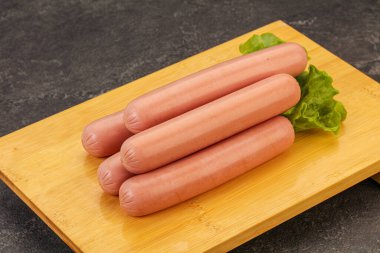 Lezzetli et sosisleri güverteye yığılmış.