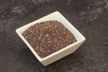 Baharatlı chia tohumları kasede yığılıyor.