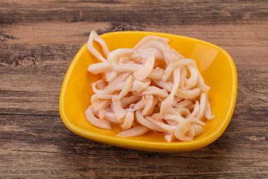 Lezzetli marine edilmiş mürekkep balığı kasede atıştırmalık parçalar.