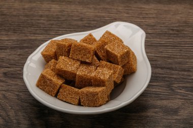 Kahverengi baston şeker yavruları kasede