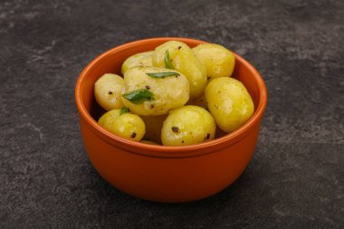 Kasede taze haşlanmış patates soğan servis edildi.