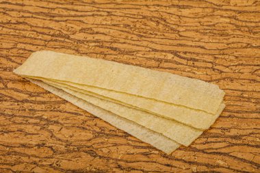 Doğal yağ ve tuzlu patates cipsi yığını. 