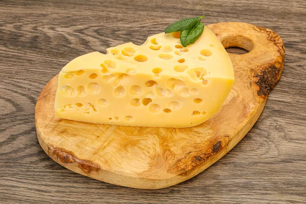 Formaggio Maasdam Triangolo Giallo Latte Con Fori — Foto Stock