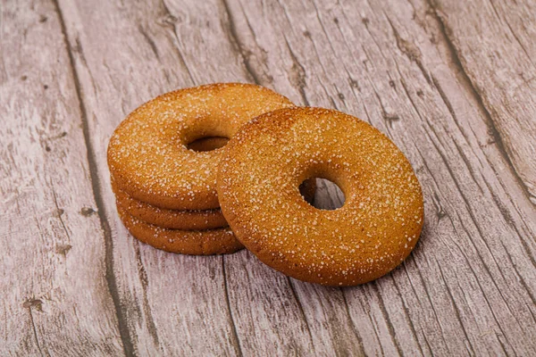 Tatlı ve çıtır çıtır zencefilli kurabiye yığını