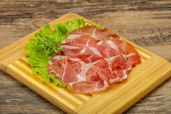 Lezzetli tütsülenmiş domuz budu.