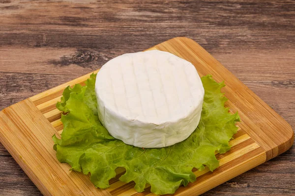 Delicioso Tradicional Brie Rodada Queijo Macio — Fotografia de Stock