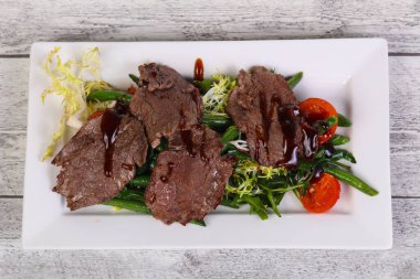 Yeşil fasulye ve kiraz domatesli biftek salatası.