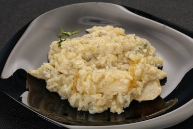 Armut ve gorgonzola peynirli risotto.