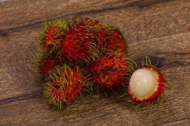 Tropikal tatlı egzotik meyve Rambutan yığını