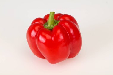 Beyaz arka plan üzerinde izole olgun kırmızı dolmalık biber