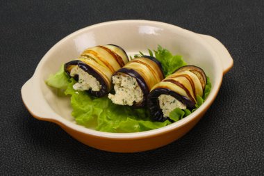 Peynirli patlıcan dolması ve otlar salata servis