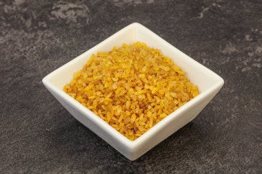 Vejetaryen mutfağı. Kasede pişirmek için kuru bulgur.