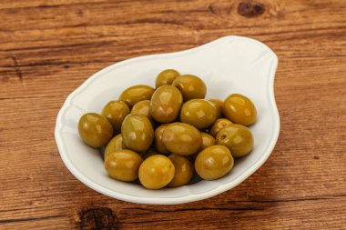 Kavanozda yeşil zeytin turşusu