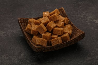 Kahverengi baston şeker yavruları kasede