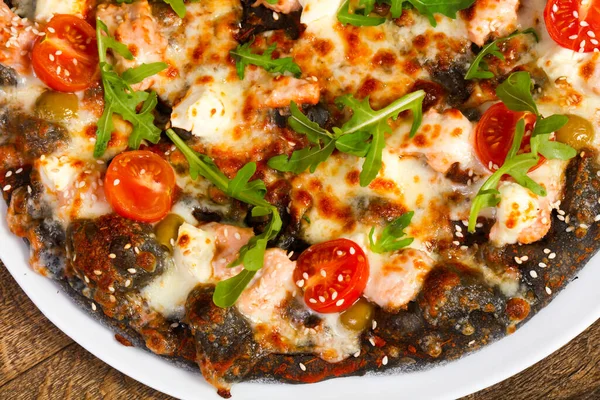 Somonlu pizza ve roka peynirli mozzarella.