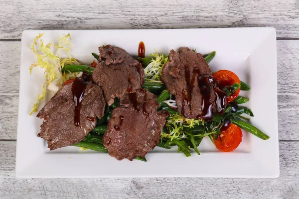 Yeşil fasulye ve kiraz domatesli biftek salatası.