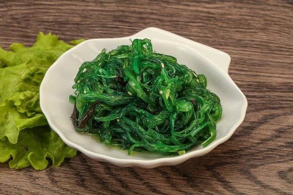 Grön Chuka Sjögräs Sallad Isolerad Vit Bakgrund Ovanifrån Wakame Sea — Stockfoto