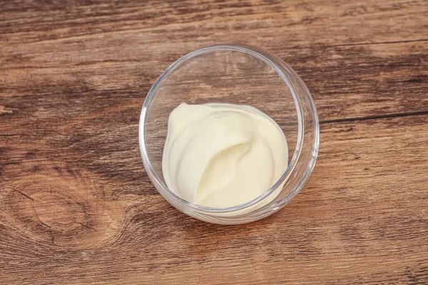 Süt ekşi krema kasede
