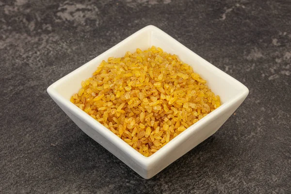 Vejetaryen mutfağı. Kasede pişirmek için kuru bulgur.