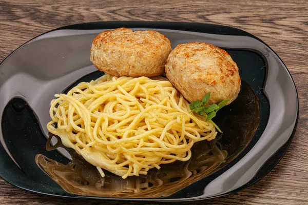 Peynirli spagetti ve ev yapımı tavuk pirzolası.