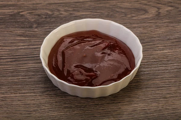 Geleneksel domates barbekü sosu kasede