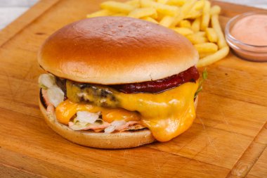 Burger sığır eti, peynir, domates, salatalık ve buzdağı salatası turşusu