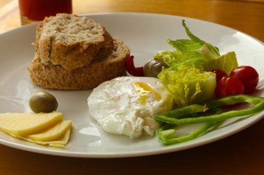 Ekmek ve peynirli Benedict yumurtası zeytin servis edildi.