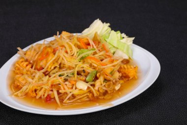 Papaya ve karidesli Tayland salatası.