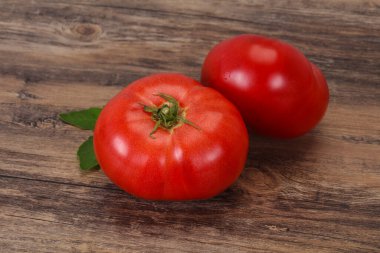 Ahşap arka planda Olgun kırmızı domates