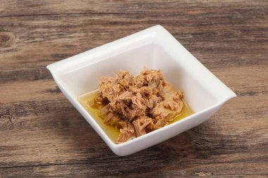 Kasede ton balığı konservesi fesleğen yaprağı var.