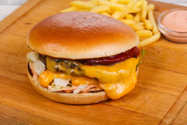 Burger sığır eti, peynir, domates, salatalık ve buzdağı salatası turşusu