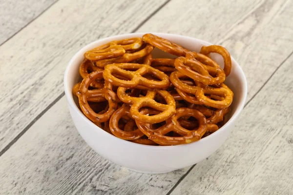 Tabaktaki tuzlu kraker yığını.