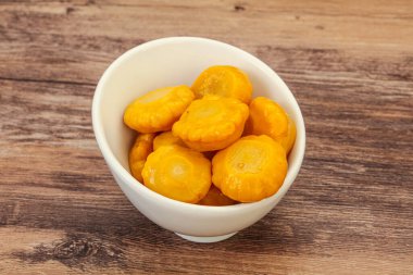 Vejetaryen yemeği - Kasede marine edilmiş sarı veranda