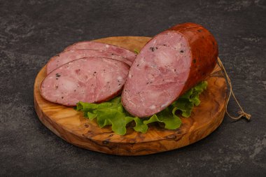 Baharatlı ve otlu füme jambon.