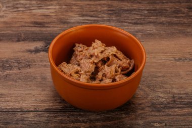 Salata için konserve ton balığı filetosu.