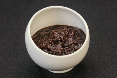 Kasede acı biber sosu var.