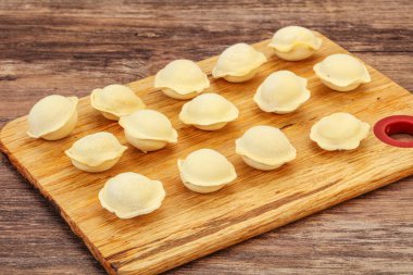 Pişirmek için çiğ etli börek.