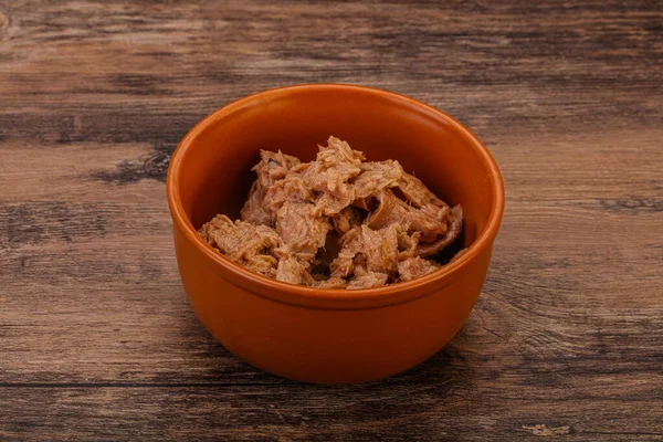 Salata için konserve ton balığı filetosu.