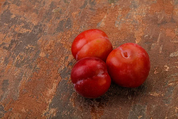 Reife Süße Schmackhafte Rote Pflaumenhaufen — Stockfoto