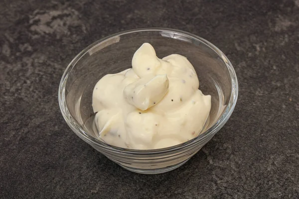 Parmesan peynirli ve otlu Sezar kremi sosu.