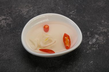 Acı biber ve sarımsaklı Vietnam sirkesi sosu.